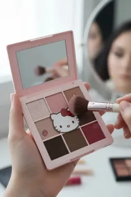 SANRIO Sanrio Hello Kitty Lisanslı 9 Renkli Far Paleti – 02 Kırmızı Tonları