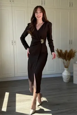 Dilay Gökoğlu Butik Bel Aksesuarlı Vatkalı V Yaka Yırtmaçlı Midi Elbise