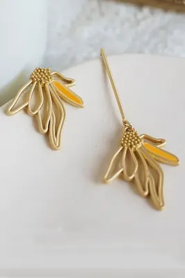 Dora Accessories Sarı Mineli Minimal Tasarım Çiçek Küpe
