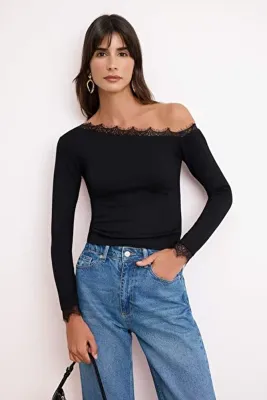 TRENDYOLMİLLA Siyah Fitted/Vücuda Oturan Asimetrik Yaka Uzun Kollu Dantel Detaylı Tül Örme Bluz TWOSS26BZ00662