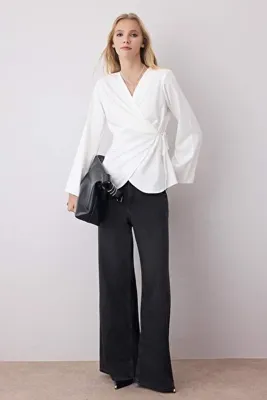 TRENDYOLMİLLA Beyaz Saten Kruvaze Dokuma Bluz TWOAW26BZ00052