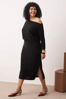 Trendyol Curve Siyah Düz Asimetrik Tek Kol Belden Oturtmalı Esnek Midi Örme Elbise TBBAW26AH00018