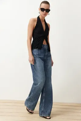 TRENDYOLMİLLA Siyah Dokulu Boyundan Bağlamalı Crop Büzgülü Örme Bluz TWOSS24BZ00389