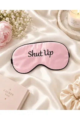 ezmora Pembe Saten Uyku Göz Maskesi – “Shut Up” Yazılı Yumuşak Uyku Bandı