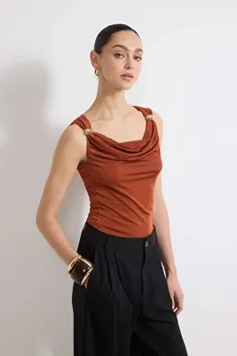 TRENDYOLMİLLA Kiremit Fitted/Vücuda Oturan Degaje Yaka Kalın Askılı Kolsuz Buzzy Örme Bluz TWOSS26BZ00266