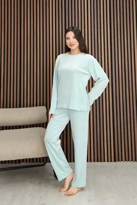 Arvin Pijama Kadın Pastel Yeşili Yumuşak Dokulu Kışlık Fransız Kadife Rahat Kalıp Uzun Kollu Pijama Takımı