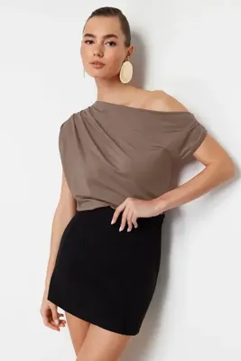 TRENDYOLMİLLA Vizon Regular/Normal Kalıp Asimetrik Yaka Sıfır Kol Esnek Örme Bluz TWOSS24BZ00396