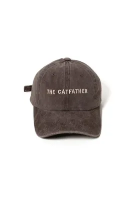 Nome Studio Nakışlı Şapka CatFather Kedi Babası Kahve Üstüne Bej Renk Yazı Nakışlı Şapka Eskitme Kumaşlı ve Bej Yazı Nakışlı Pamuklu Şapka Kedi Sever
