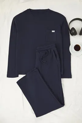 TRENDYOL MAN Lacivert Regular Fit Cepli Etiket Detaylı Yumuşak Tuşeli Kalın Örme Pijama Takımı TMNAW26PT00000