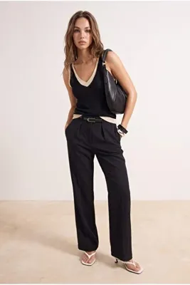 TRENDYOLMİLLA Siyah Kemerli Düşük Bel Wide Leg/Geniş Paça Dökümlü Kumaş Pantolon TWOAW26PL00068