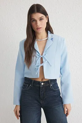 TRENDYOLMİLLA Açık Mavi Bağlama Detaylı Astarlı Crop Dokuma Blazer Ceket TWOSS25BC00025
