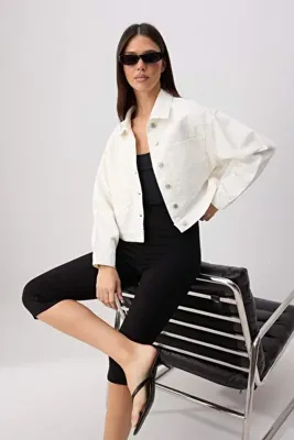 TRENDYOLMİLLA Ekru Cep Detaylı Crop Denim Ceket TWOSS26CE00059