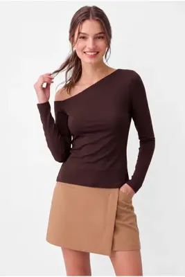 OLYNN Kadın Kahverengi Asimetrik Yaka Uzun Kollu Premium Soft Modal Pamuk Bluz
