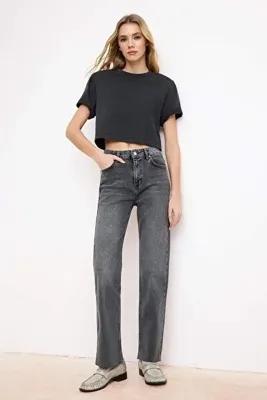 TRENDYOLMİLLA Siyah Kesik Paça Yüksek Bel Az Esnek Straight Düz Kesim Jeans TWOSS26JE00094