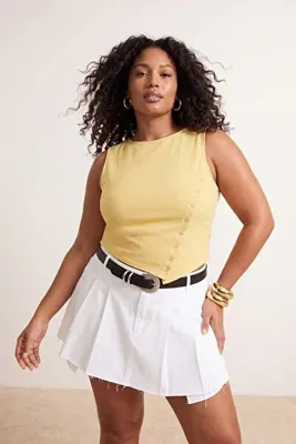 Trendyol Curve Açık Sarı Fitted/Vücuda Oturan Kayık Yaka Kolsuz Crop Esnek Örme Büyük Beden Bluz TBBSS26AF00167