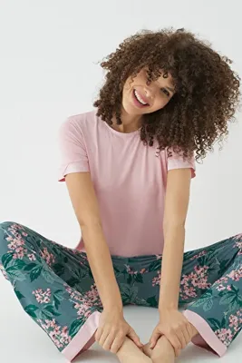 İPEKTENİM Yaprak ve Pembe Çiçek Desenli Saten Biye Detaylı Viskon Pijama Takımı