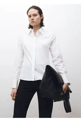 MANGO Woman Bedene oturan poplin gömlek