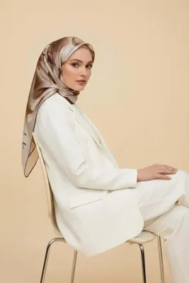 Vissona %100 Twill İpek Büyük Çiçek Desenli Kahverengi - Krem Renkli 90x90 Eşarp Dikim Şekli : El Dikişi