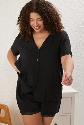 Trendyol Curve Siyah Dantel Detaylı Gömlek Yaka Viskon Dokuma Pijama Takımı TBBSS25AI00009