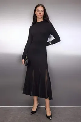 TRENDYOLMİLLA Siyah Düz Aksesuar Detaylı Volanlı/Fırfırlı Uzun Kollu Maxi Esenk Örme Elbise TWOAW26EL00349