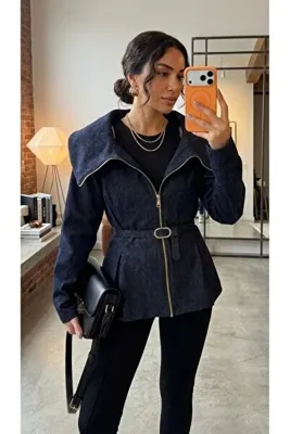 timagna Kadın Koyu Lacivert Belden Bağlamalı Fermuarlı Denim Ceket - Geniş Yaka Jakarlı Ceket