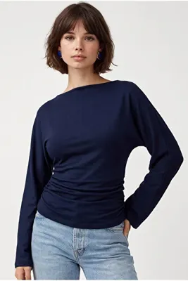 Drop by TrendyolMilla Lacivert Kayık Yaka Yanı Drapeli Büzgü Detaylı Uzun Kollu Esnek Bluz