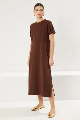 TRENDYOLMİLLA Koyu Kahverengi %100 Pamuklu Bisiklet Yaka Kısa Kol Midi Örme T-shirt Elbise TWOSS25EL00465