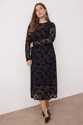 Trendyol Curve Siyah Bisiklet Yaka A-line Çiçek Desenli Maxi Büyük Beden Örme Tül Elbise TBBAW26AH00028
