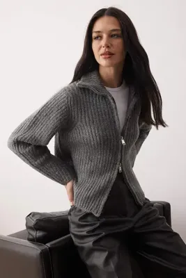 TRENDYOLMİLLA Wardrobe Essentials Antrasit Fermuarlı Yumuşak Dokulu Geniş Kalıp Triko Hırka|TWOAW26HI00049