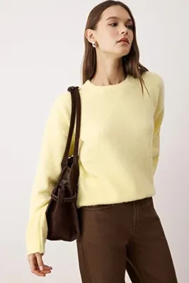 TRENDYOLMİLLA Wardrobe Essentials Sarı Yün Karışımlı Tüylü Premium İplik Geniş Kalıp Triko Kazak | TWOAW26KZ00125