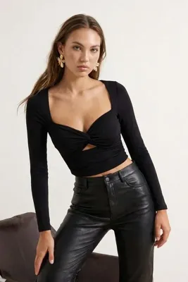 TRENDYOLMİLLA Siyah Cut Out/Pencere Detaylı Örme Bluz TPRAW24BZ00027