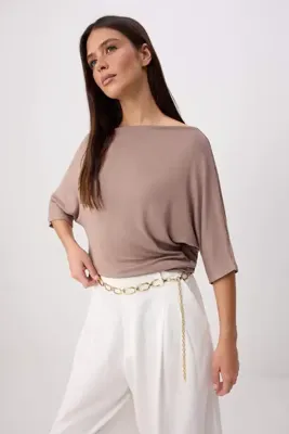 TRENDYOLMİLLA Koyu Vizon Regular/Normal Kalıp Degaje Yaka Kısa Kollu Yumuşak Örme Bluz TWOSS26BZ00913