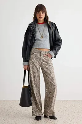TRENDYOLMİLLA Bej Leopar Desenli Gabardin Pantolon TWOAW27PL00139