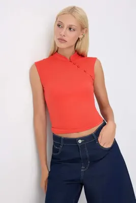 TRENDYOLMİLLA Kırmızı Düz Fitted Hakim Yaka Kolsuz Düğmeli Yumuşak Örme Bluz TWOSS26BZ00925