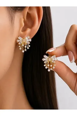 BY YASİN TOPÇU Gold Renk Fiyonk Model İnci ve Taş Detaylı Sallantılı Kadın Küpe