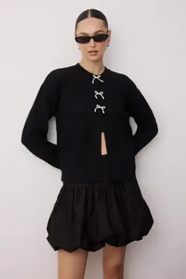 TRENDYOLMİLLA Siyah Kurdele/Fiyonk Detaylı Yumuşak Dokulu Triko Hırka TWOAW26HI00052
