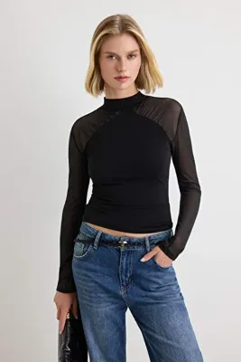 TRENDYOLMİLLA Siyah Düz Fitted Dik Yaka Uzun Tül Detaylı Sandy Örme Bluz TWOAW27BZ00070