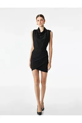 Koton Viskon Karışımlı Drape Detaylı Degaje Yaka Kolsuz Mini Elbise
