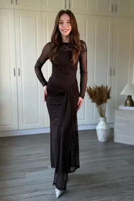 Dilay Gökoğlu Butik Uzun Kollu Simli Çiçek İşlemeli Transparan Detaylı Önü Kuşaklı Kahverengi Maxi Tül Elbise