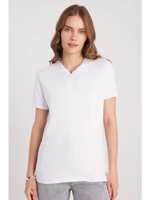 Tudors Kadın Slim Fit Dar Kesim Pamuklu Yumuşak Dokulu Elastanlı Esnek Kumaş Düz Basic Beyaz V Yaka Tişört