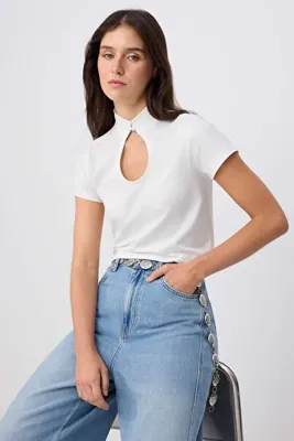 TRENDYOLMİLLA Ekru Regular Anahtar Deliği Yaka Kısa Yumuşak Örme Bluz TWOSS26BZ00381