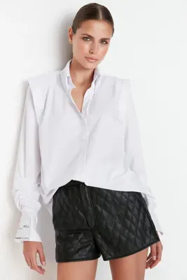 TRENDYOLMİLLA X Sagaza Studio Beyaz Büzgü Detaylı Dokuma Poplin Gömlek TPRAW22GO1191