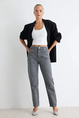TRENDYOLMİLLA Gri Yüksek Bel Mom %100 Pamuk Non-Stretch Jeans TWOAW24JE00076