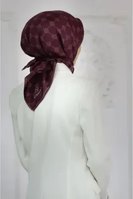 Vissona %100 Twill İpek Monogram Desenli Şarabi Renkli 90x90 Eşarp Dikim Şekli : El Dikişi
