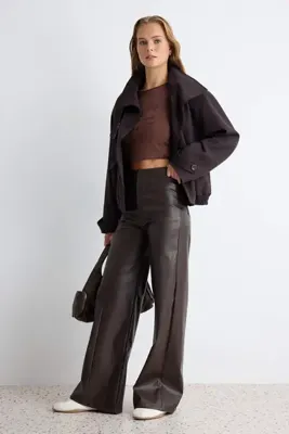 TRENDYOLMİLLA Kahverengi Düz Wide Leg/Geniş Paça Suni Deri Örme Pantolon TWOAW27PL00024