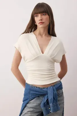 TRENDYOLMİLLA Ekru Fitted/Vücuda Oturan Büzgü/Drape Detaylı Örme Bluz TWOSS25BZ00605