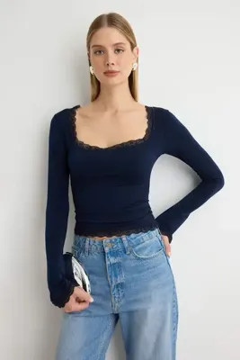 TRENDYOLMİLLA Lacivert Düz Kare Yaka Uzun Örme Sandy Party Bluz TPRAW26BZ00045