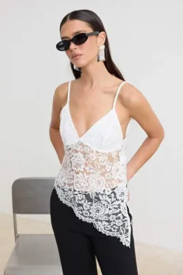 TRENDYOLMİLLA Beyaz Asimetrik Kesim Dantel Bluz TPRAW27BZ00004