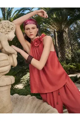 Koton X Selected by Melis Ağazat - Dik Halter Yaka Bağlamalı Gül Aplike Detaylı Bluz
