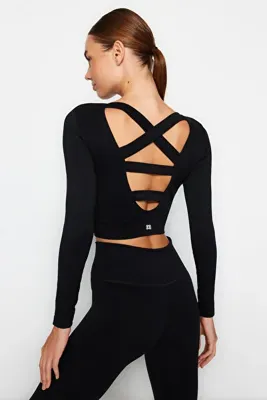 TRENDYOLMİLLA Siyah Seamless/Dikişsiz Sırt ve Reflektör Baskı Detaylı Crop Örme Spor Üst/Bluz THMAW24BZ00023